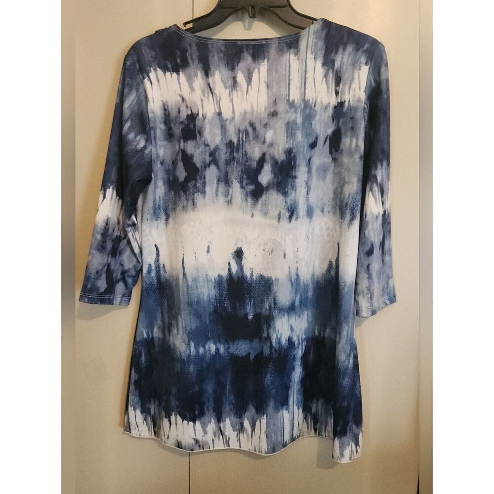 F36 Modes Crystal Fashions Blue Tie-Dye V-Neck Top with shark tooth hem - Picture 4 of 15